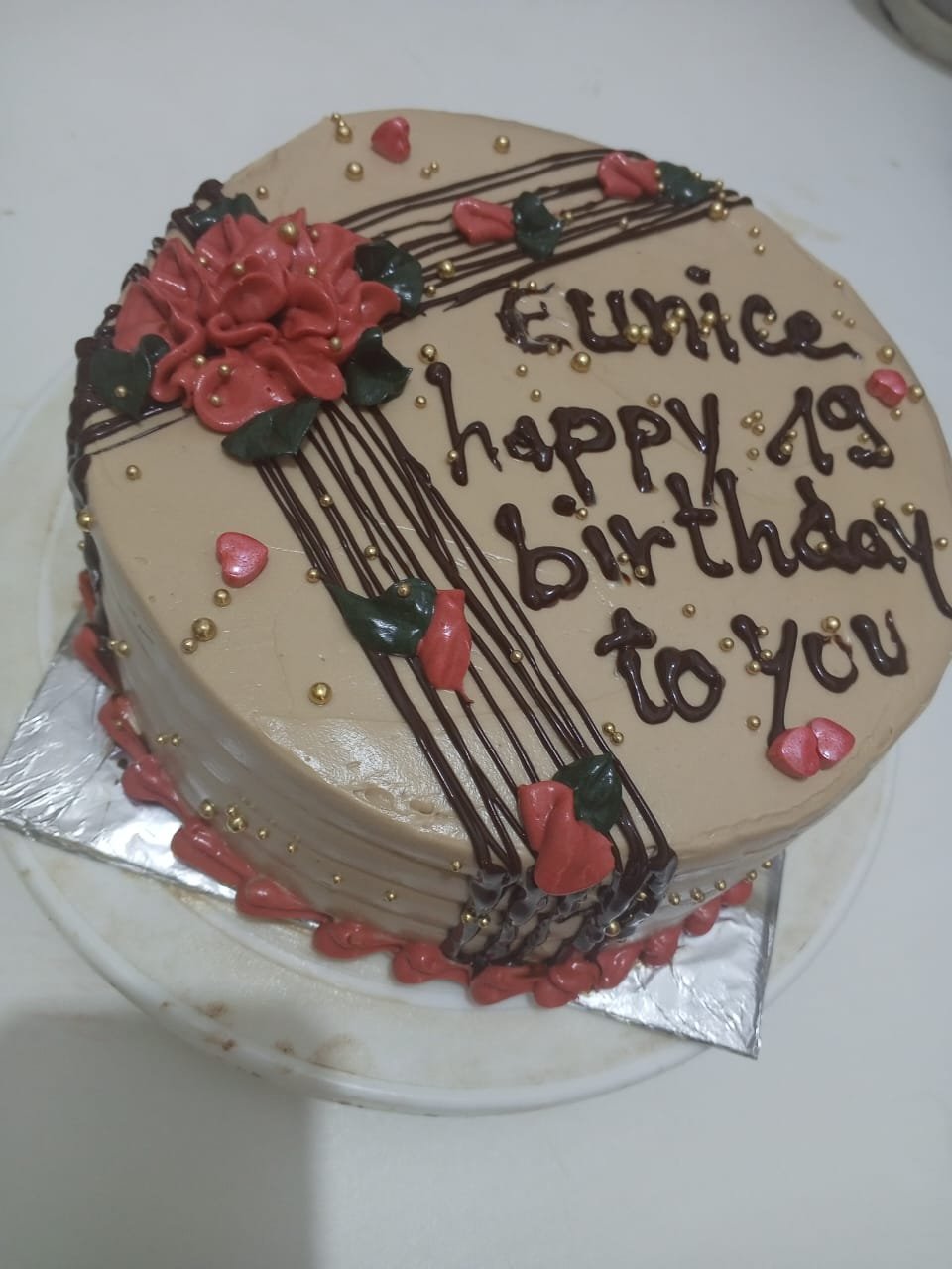 Gâteau d'anniversaire beige décoré de fleurs