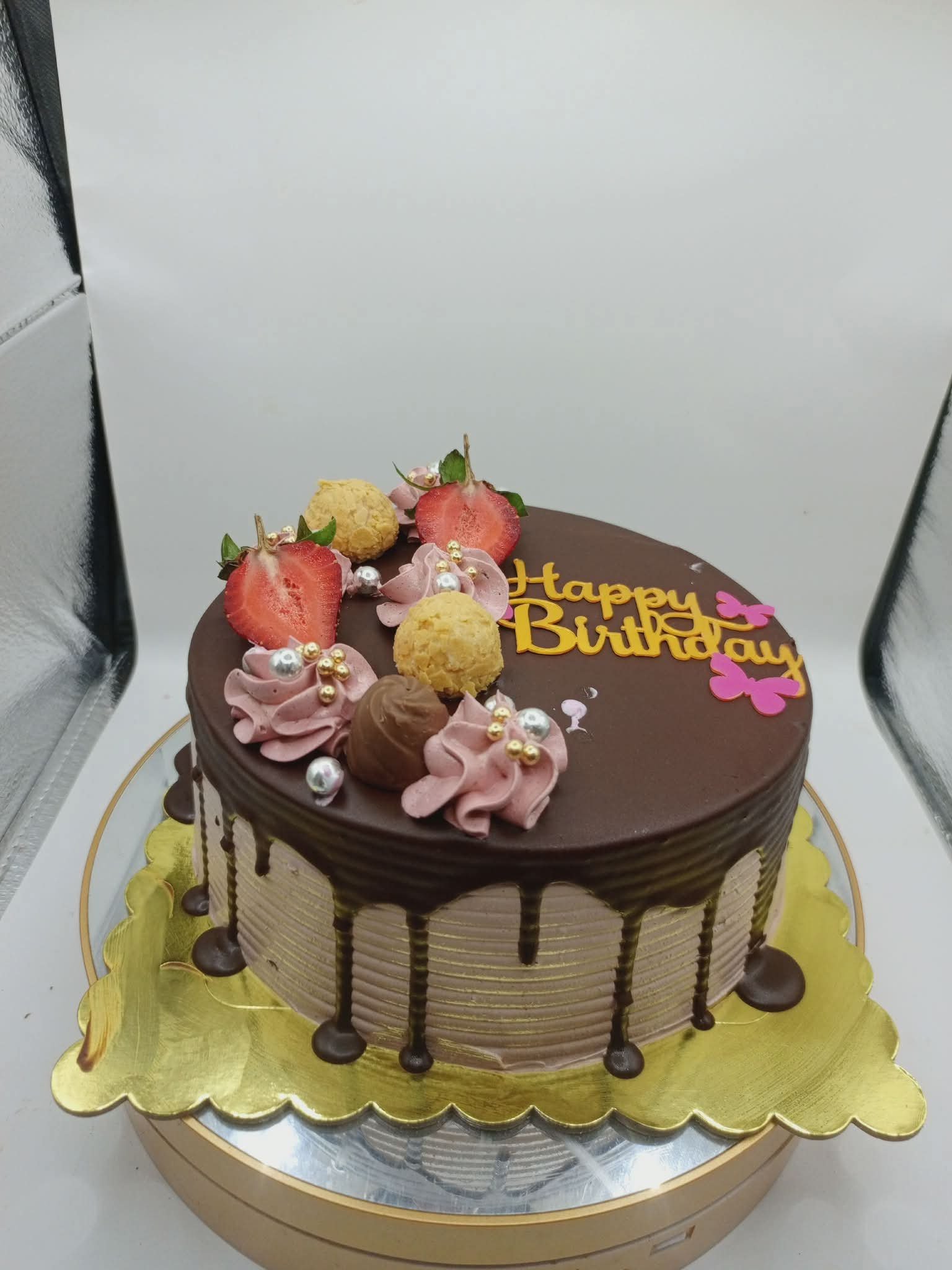 Gâteau d'anniversaire au chocolat et aux fraises