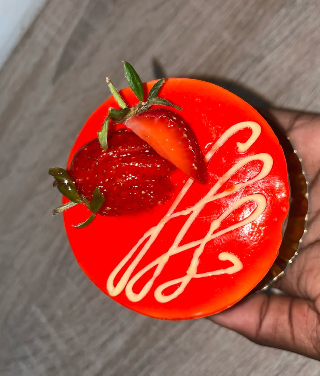 Petit gâteau rouge aux fraises